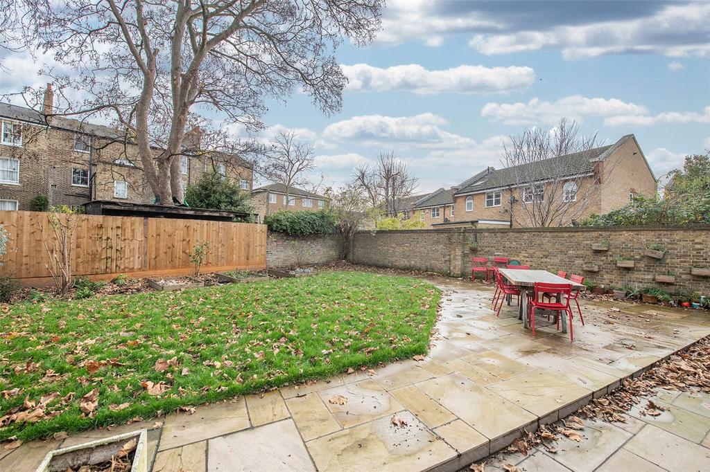 Victoria Park, Hackney E9 2 bed apartment for sale £525,000
