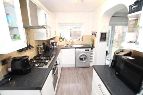2 bedroom semi-detached house to rent, Bradford BD2