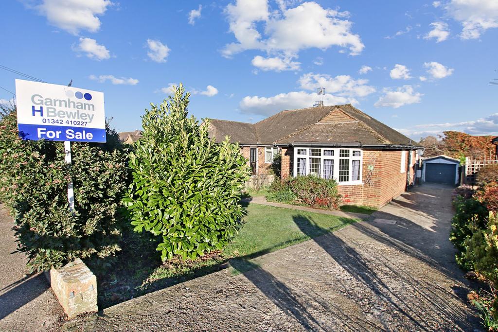 Heathcote Drive, East Grinstead, RH19 3 bed semidetached bungalow for