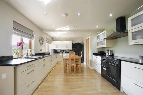 3 bedroom detached bungalow for sale, Highfield Avenue, Birdsedge, Huddersfield, HD8 8XT