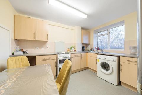 2 bedroom flat for sale, Regina Road, London