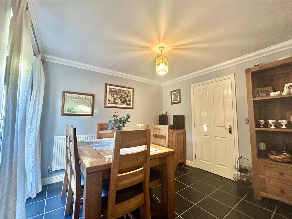 11appletreelanediningroom.JPG