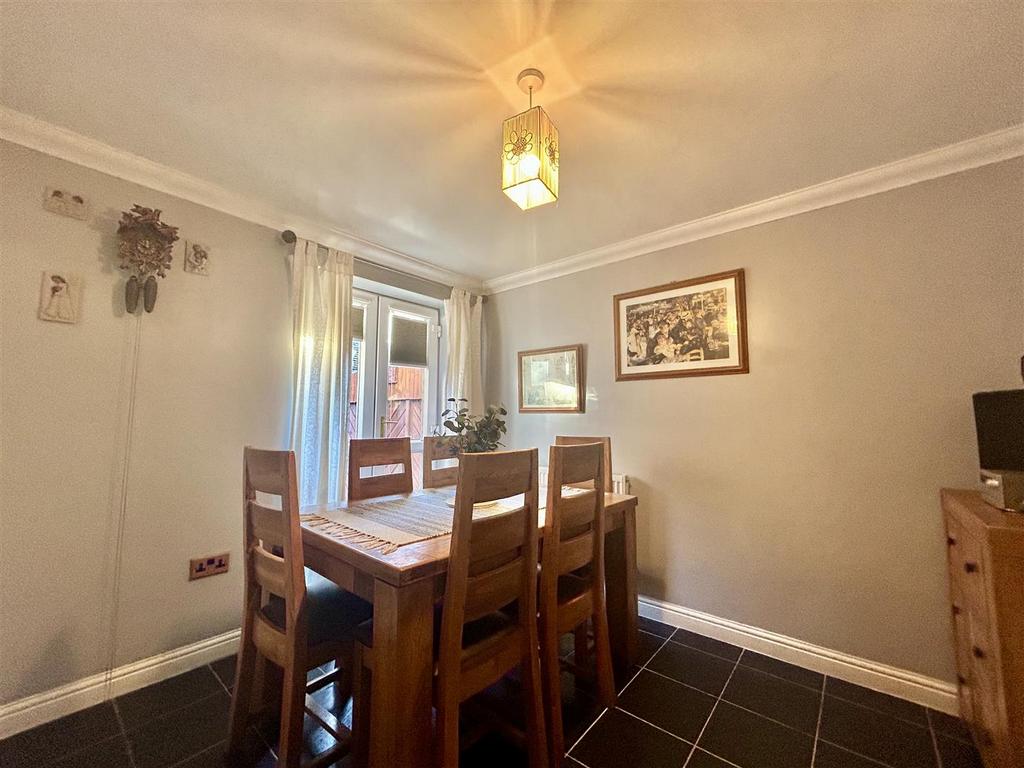 11appletreelanediningroom2.JPG