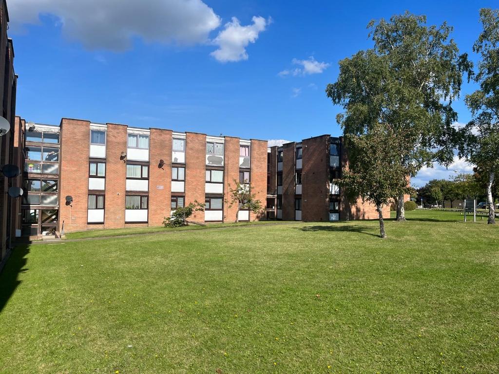 Adastral Road, Canford Heath, Poole 2 bed flat £910 pcm (£210 pw)