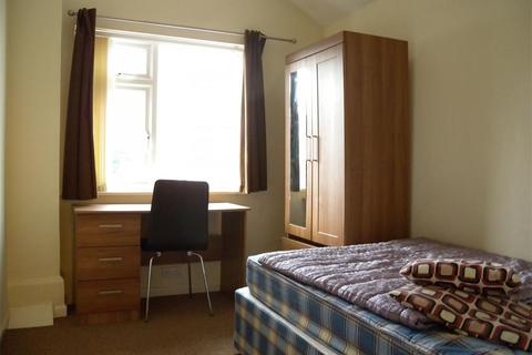 4 bedroom terraced house to rent, Warwards Lane, Selly Oak, Birmingham B29