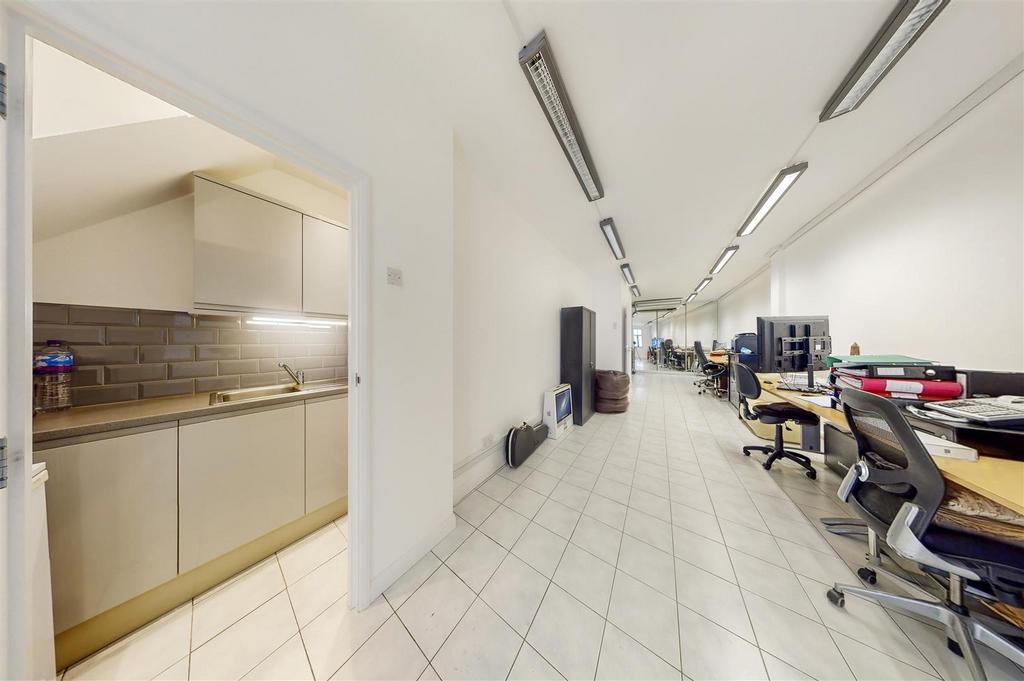 105 Whitechapel Road - Qv PNgs4 Fs Iq Mwe XJOLdh.jpg