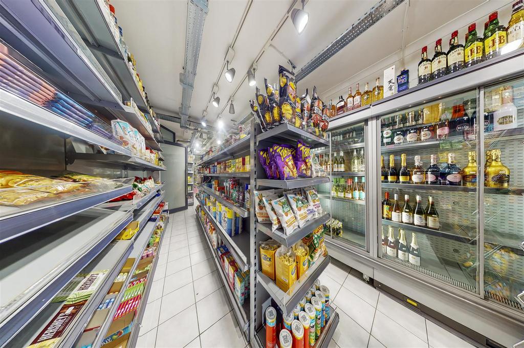 105 Whitechapel Road - xe Ccd A0gxk8 GPXl9j3 UX.jpg