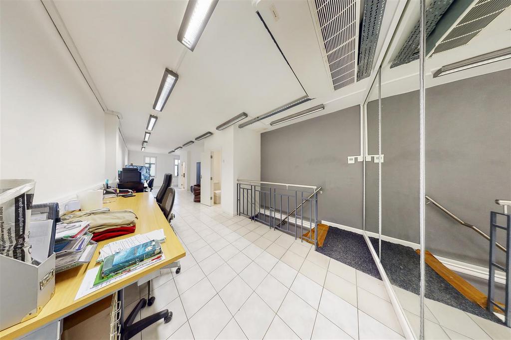 105 Whitechapel Road - d NOH8 Hv2 Jh7j Tu1 Xu IGO.jpg