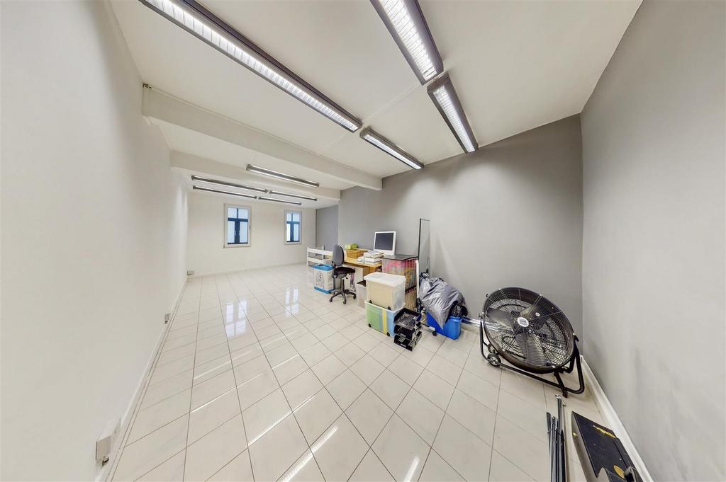105 Whitechapel Road - 1 Nbqk5 Bl11y Cy Ws1 Yhj P.jpg