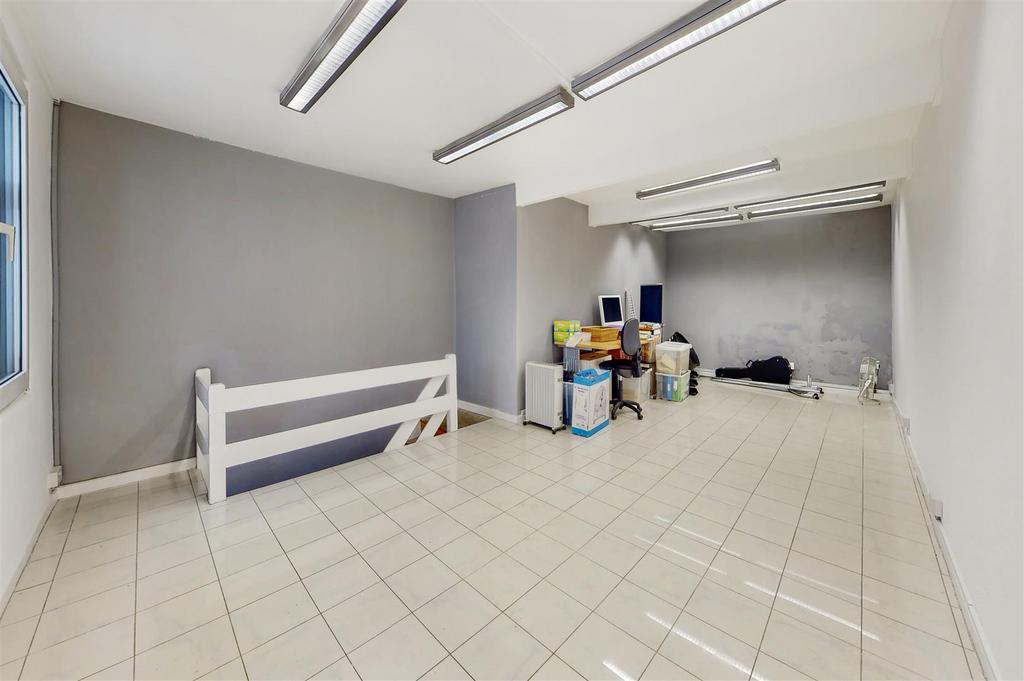 105 Whitechapel Road - OWLpxzqh6wulm UNBb8 Sd.jpg