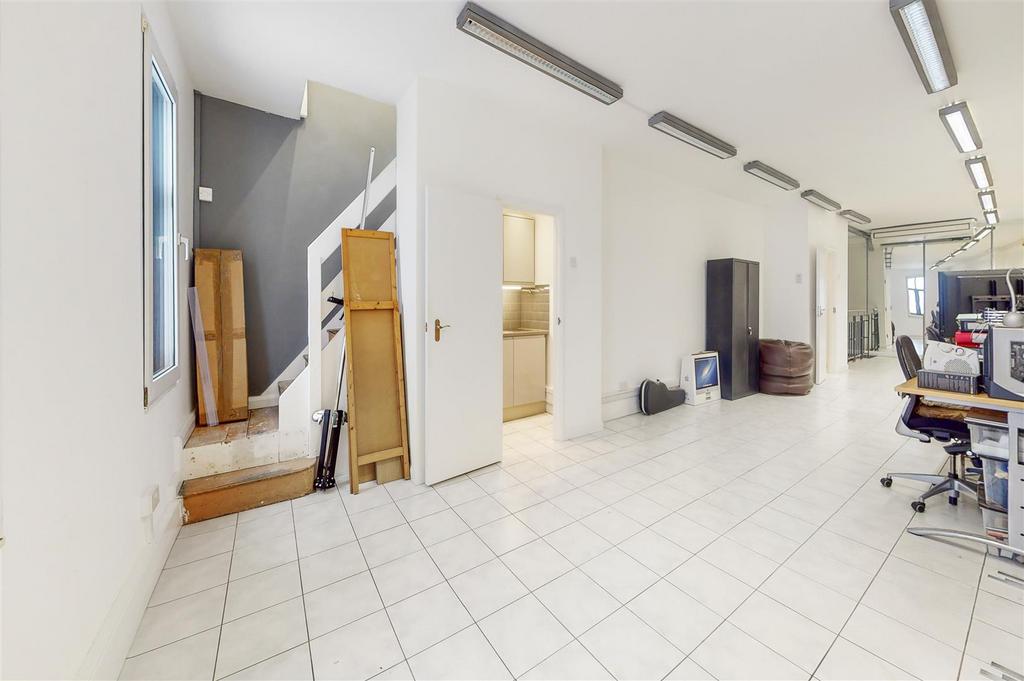 105 Whitechapel Road - bb H5x VWc Fk Wut2y B2abl.jpg