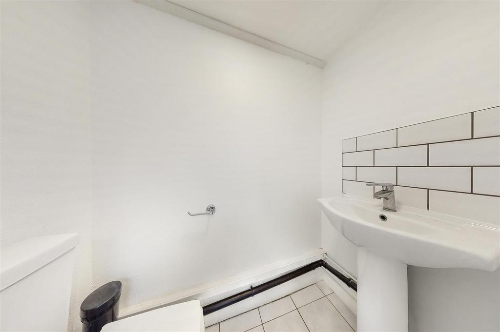 105 Whitechapel Road - 9bp RFOWZk DLaz LS5 Idcd.jpg