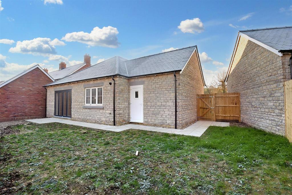 Shillingstone Lane, Okeford Fitzpaine, Blandford Forum 3 bed detached