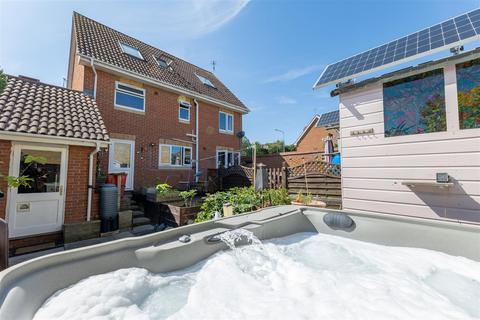 5 bedroom detached house for sale, Bullfinch Close, Harwich