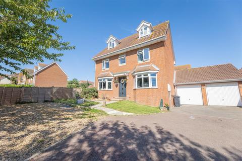 5 bedroom detached house for sale, Bullfinch Close, Harwich