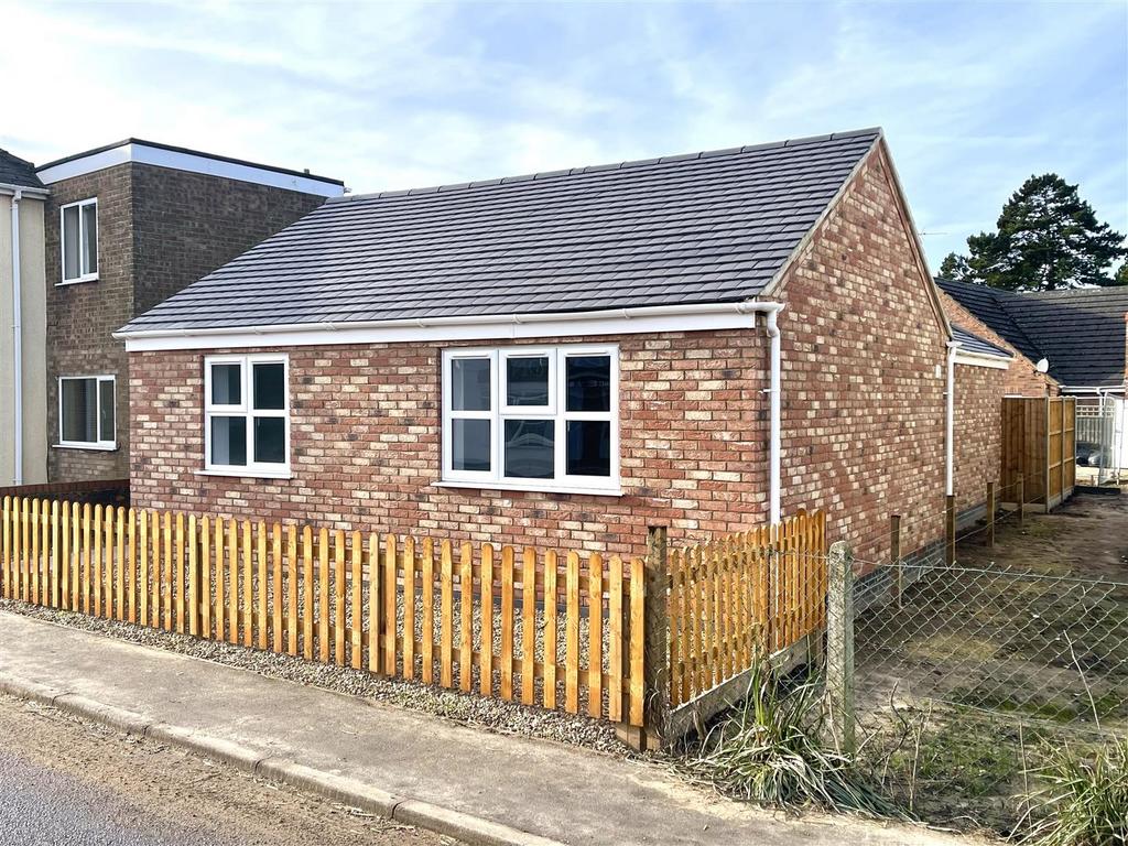 Seas End Road, Moulton Seas End, Spalding 2 bed detached bungalow for