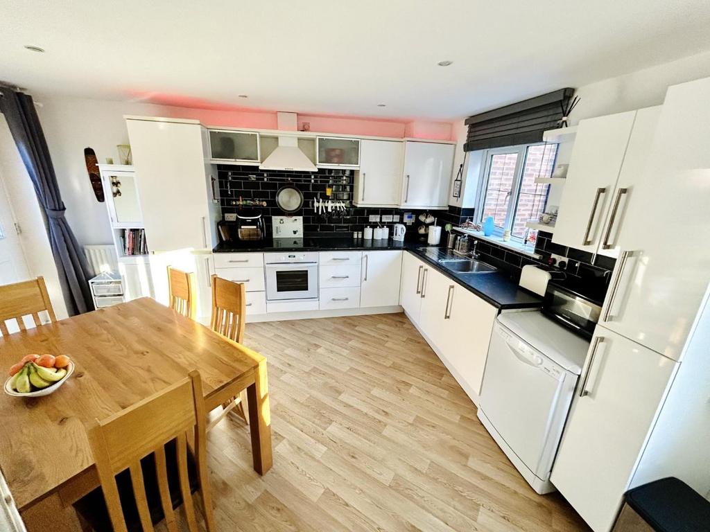 Kingfisher Drive, Wombwell, Barnsley 3 bed end of terrace house for sale £180,000