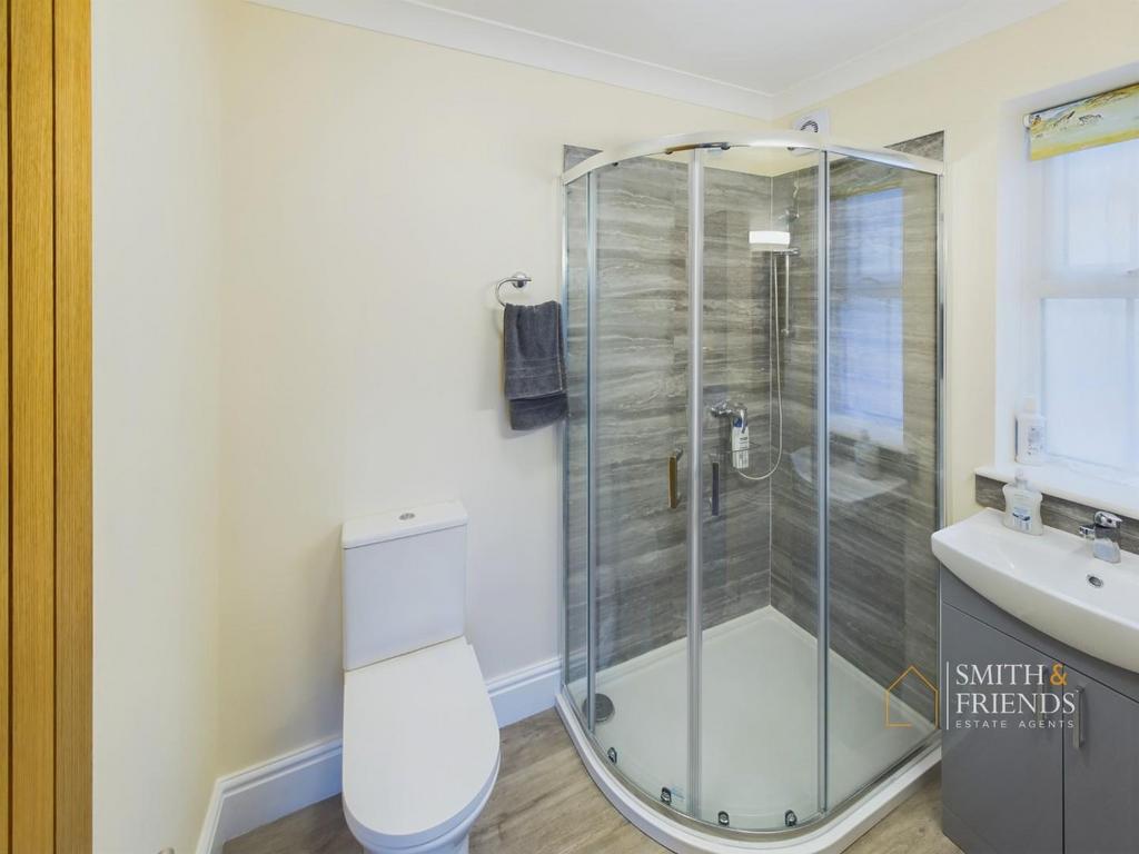 En suite shower room/w.c.