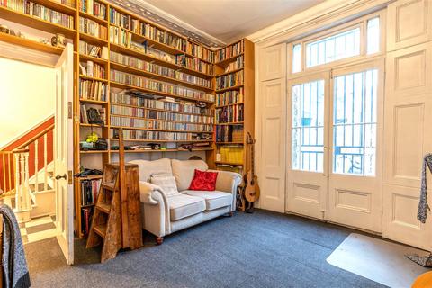 36 Cricketfield Road, London, E5 8NS