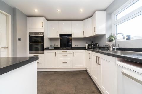 16 Gaveston Close, Byfleet, West Byfleet, KT14 7HE