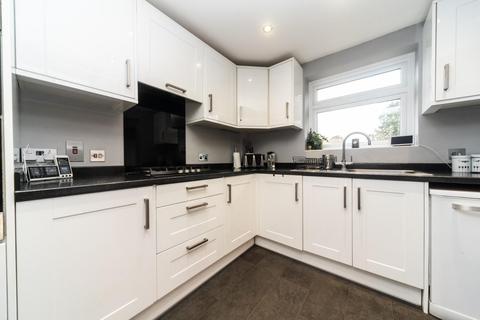 16 Gaveston Close, Byfleet, West Byfleet, KT14 7HE
