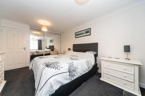 16 Gaveston Close, Byfleet, West Byfleet, KT14 7HE
