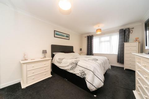 16 Gaveston Close, Byfleet, West Byfleet, KT14 7HE