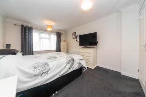 16 Gaveston Close, Byfleet, West Byfleet, KT14 7HE