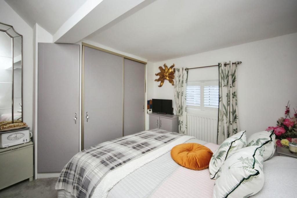 Bedroom 1 (b).jpg