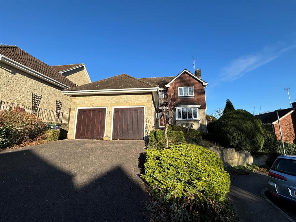 Erleigh Drive, Chippenham SN15 4 bed detached house £550,000