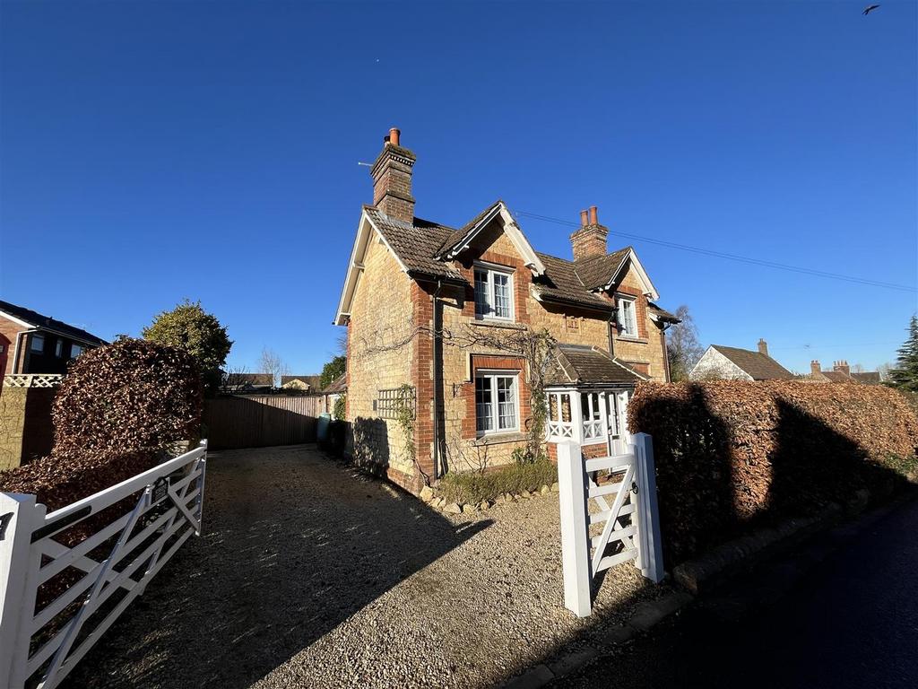 Church Road, Derry Hill SN11 4 bed detached house for sale £650,000