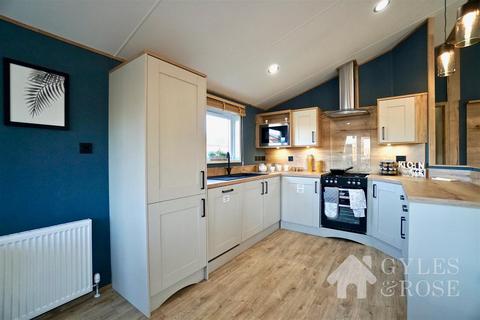 2 bedroom property for sale, Seaview Avenue, West Mersea, Colchester