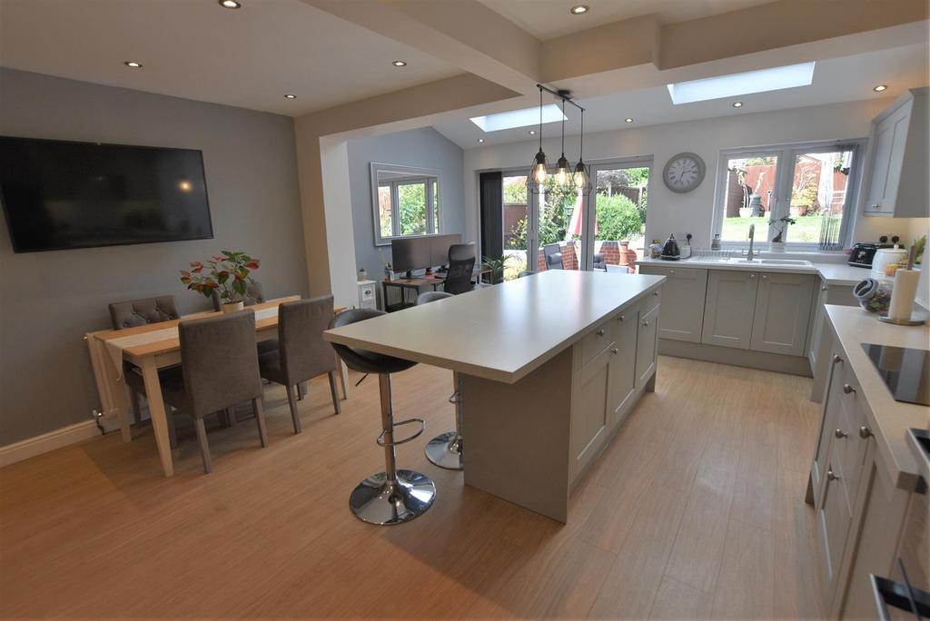 Birch Road, Oldbury, West Midlands 3 bed link detached house for sale