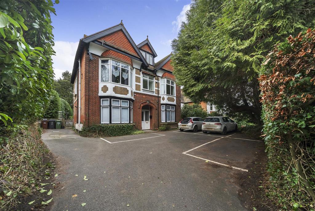 Crowborough Hill, Crowborough 1 bed flat for sale £180,000