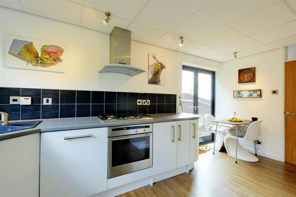 Kitchen 2.jpeg