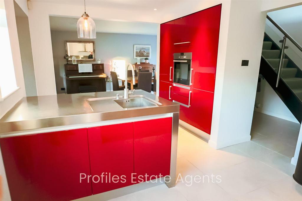 Modern spacious breakfast Kitchen (rear)