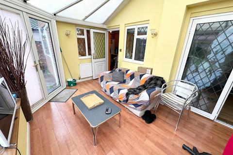 4 bedroom semi-detached house to rent - Lodge Close, Uxbridge