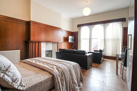 Apt 4, Fairbairn Residence, 12 Clarendon Road LS2