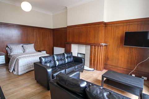 1 bedroom apartment to rent, Apt 4, Fairbairn Residence, 12 Clarendon Road LS2