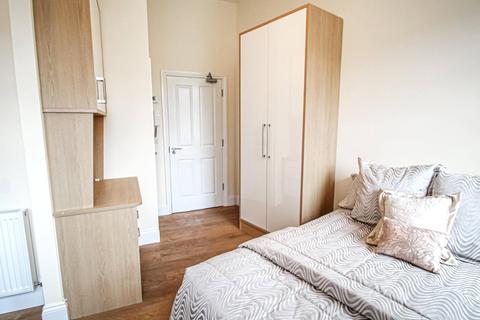 1 bedroom apartment to rent, Apt 17, Fairbairn Residence, 12 Clarendon Road LS2