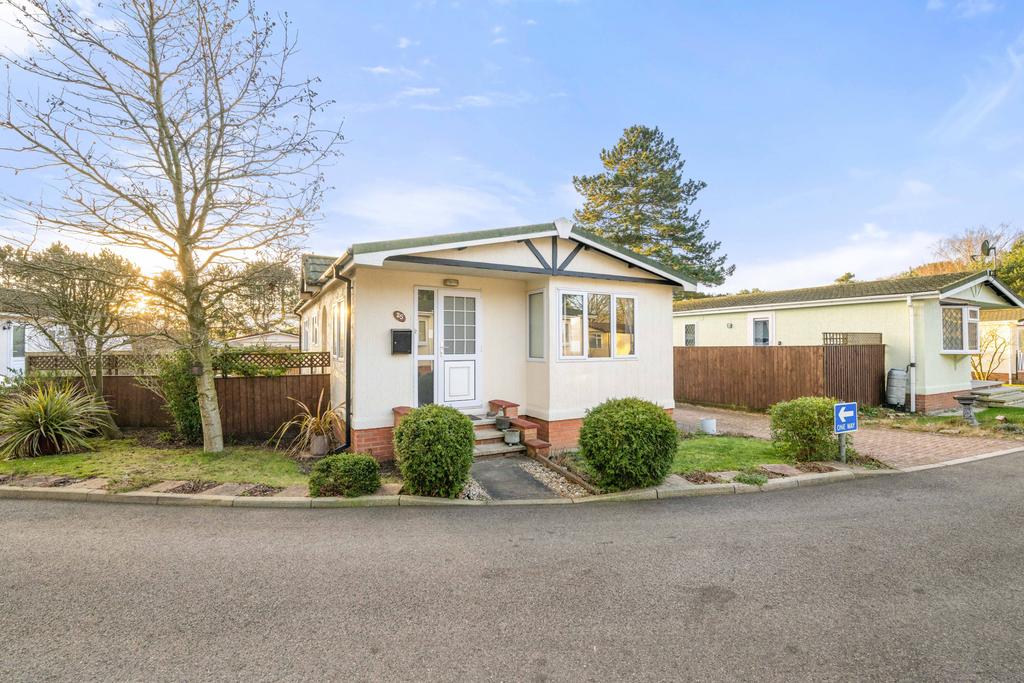 Oaklands Park, Woodhall Spa, LN10 2 bed park home for sale £100,000