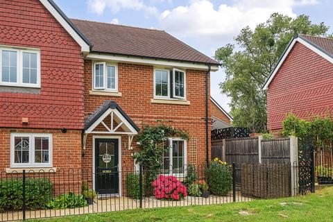 12 Keepsake Close, Farnham, GU9 7GS