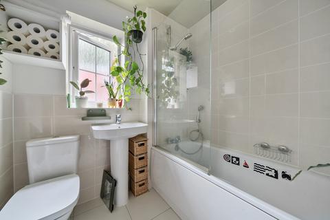 12 Keepsake Close, Farnham, GU9 7GS