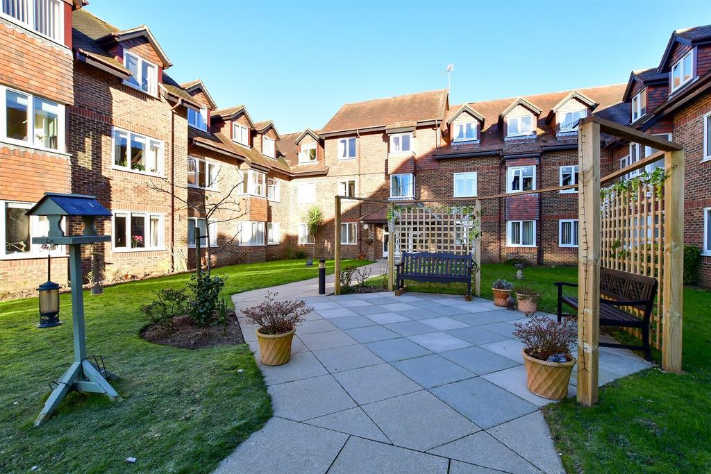Portland Road, East Grinstead, West Sussex 2 bed flat for sale £200,000