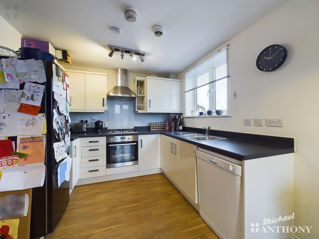Nicholas Charles Crescent, Aylesbury 2 bed flat for sale £210,000