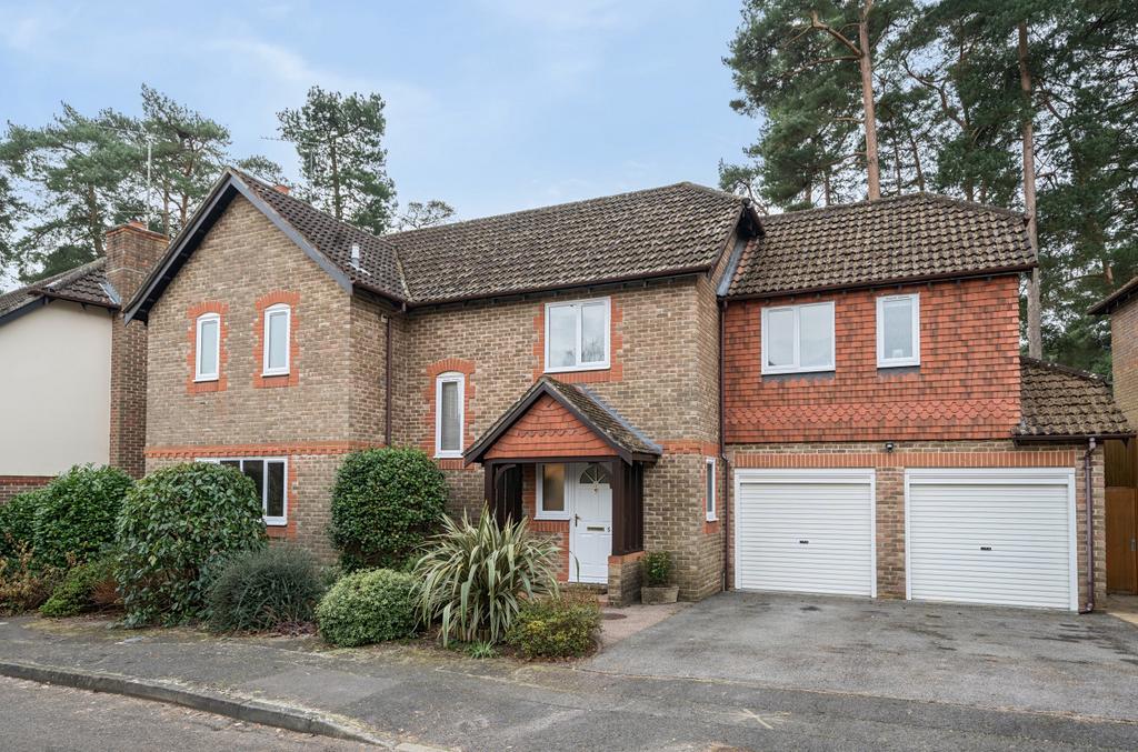 Amber Hill, Camberley, Surrey, GU15 5 bed detached house for sale £