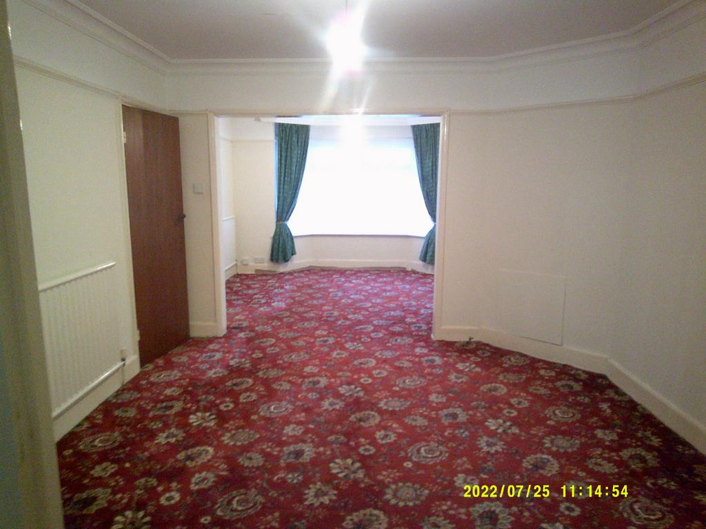 Lambourne Gardens, Hornchurch RM12 3 bed semidetached house £1,500
