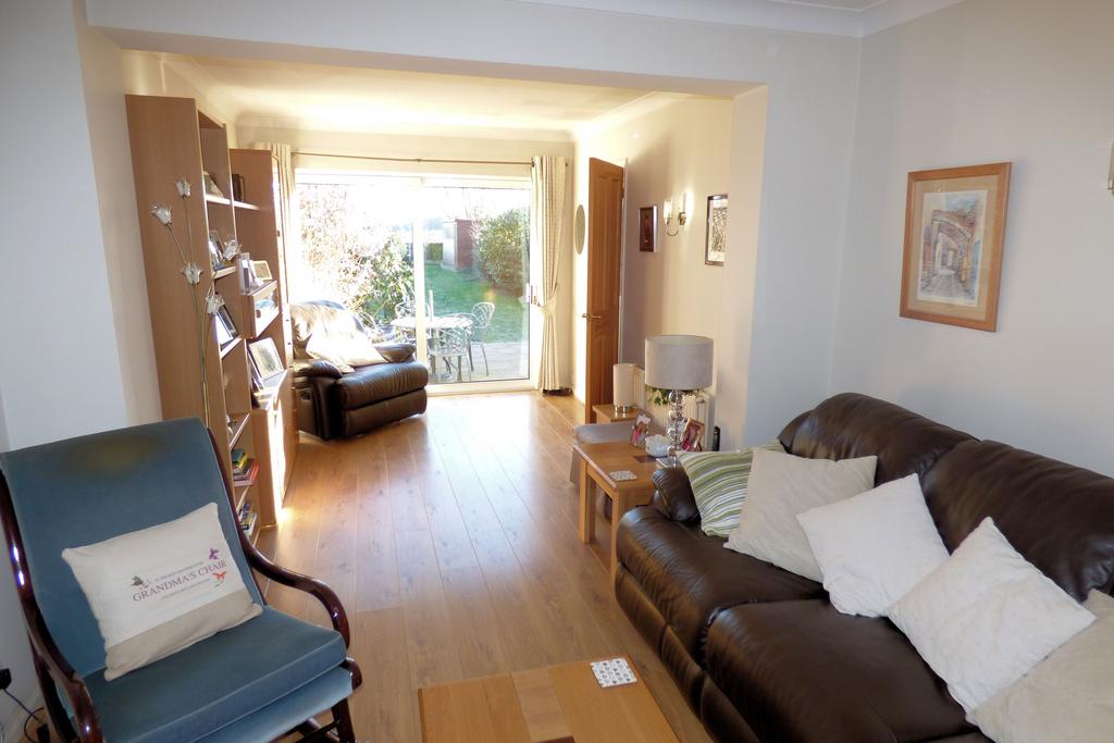 Argyle Gardens, Upminster RM14 3 bed semidetached house for sale £658,000