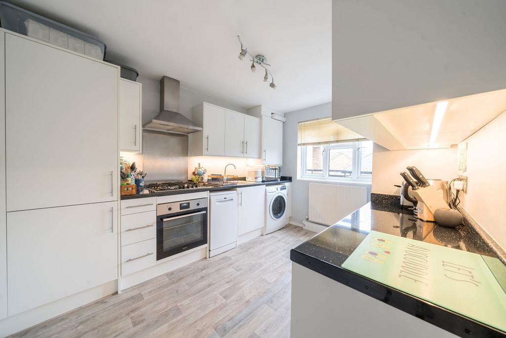 Acre Road, Kingston Upon Thames, KT2 2 bed flat for sale £375,000