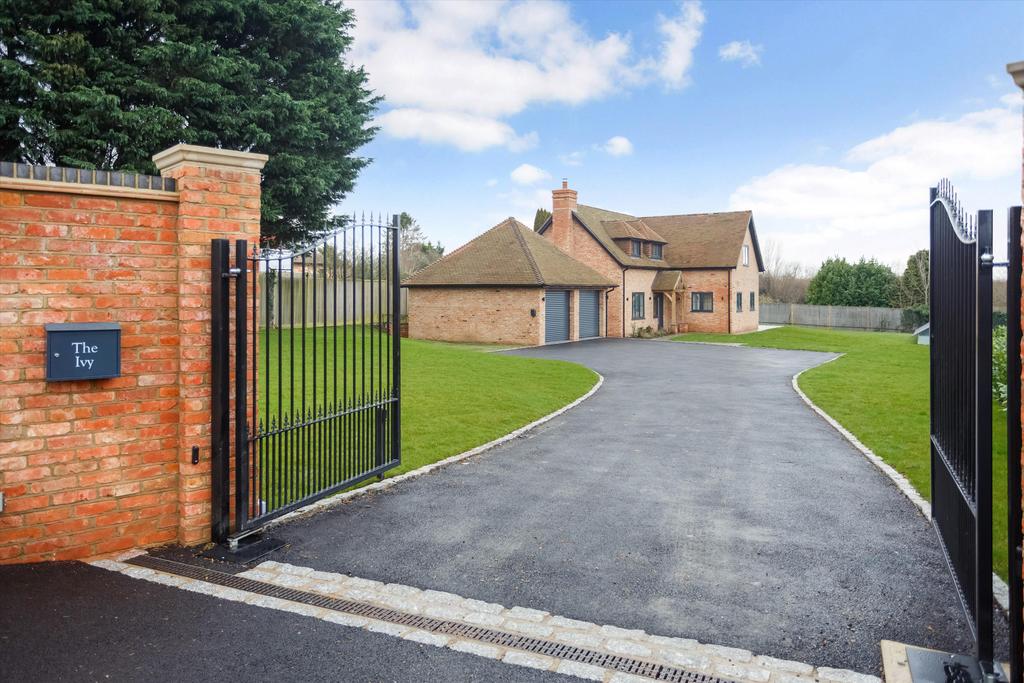 Dean Street, East Farleigh, Maidstone, Kent, ME15. 4 bed detached house